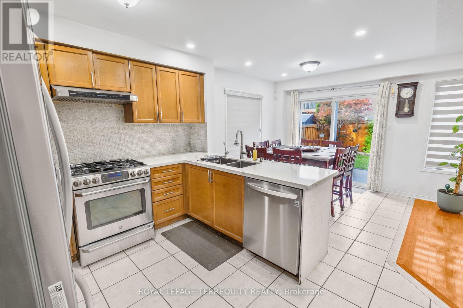 44 Thackery Drive, Ajax, Ontario  L1T 0B4 - Photo 5 - E13822824