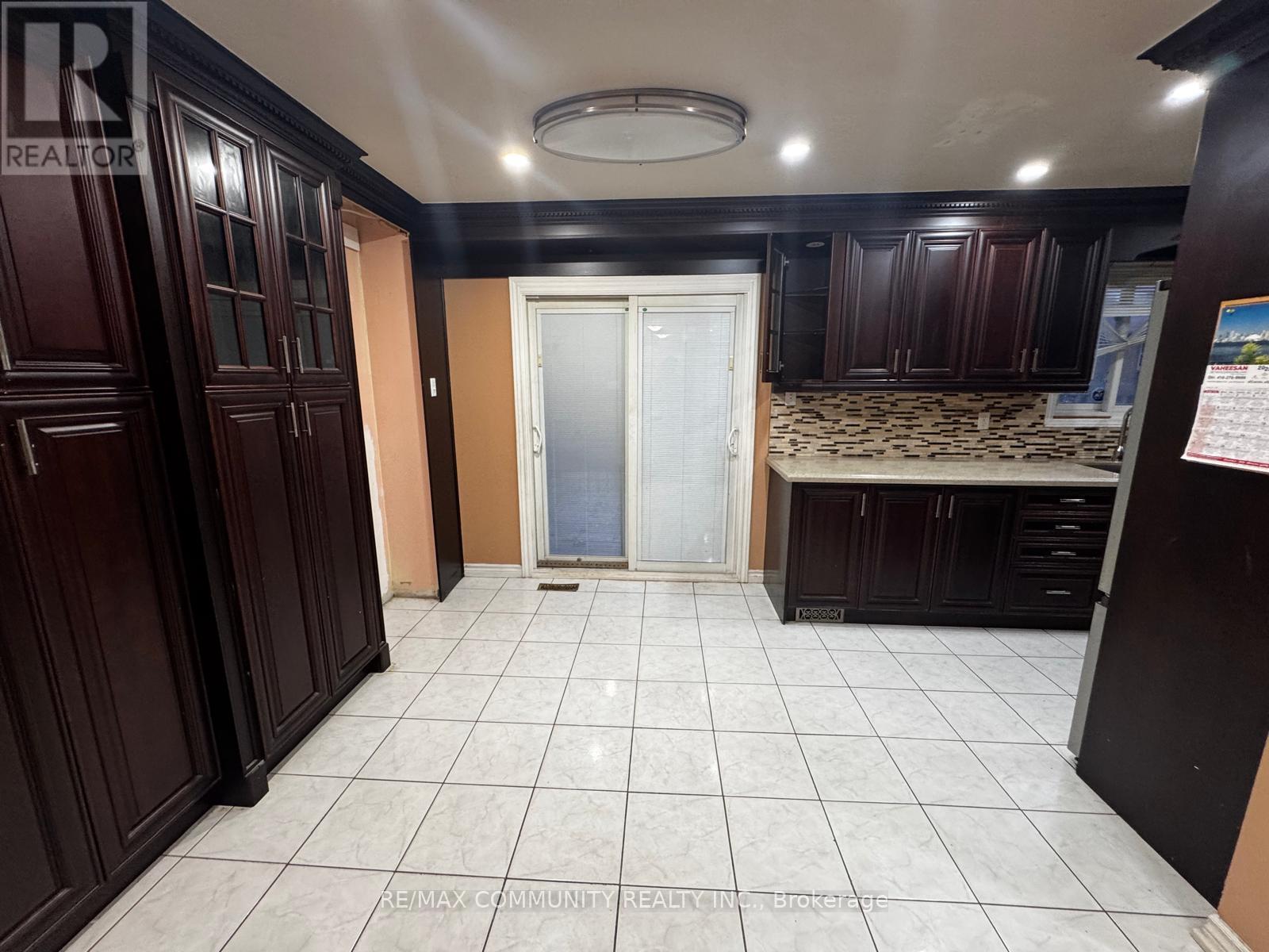 Upper - 56 Overlord Crescent, Toronto, Ontario  M1B 4P3 - Photo 11 - E13822828