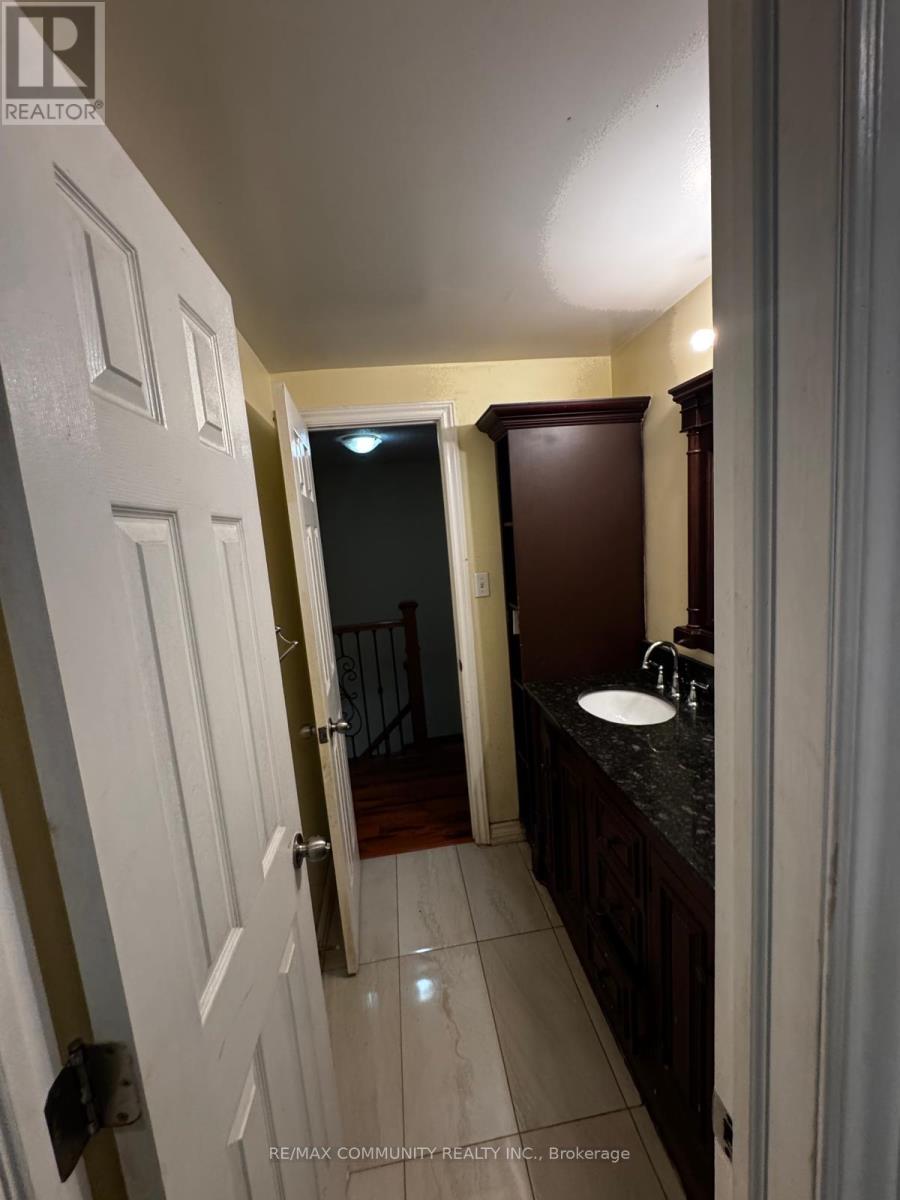 Upper - 56 Overlord Crescent, Toronto, Ontario  M1B 4P3 - Photo 17 - E13822828