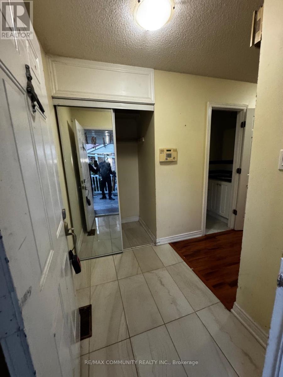 Upper - 56 Overlord Crescent, Toronto, Ontario  M1B 4P3 - Photo 6 - E13822828
