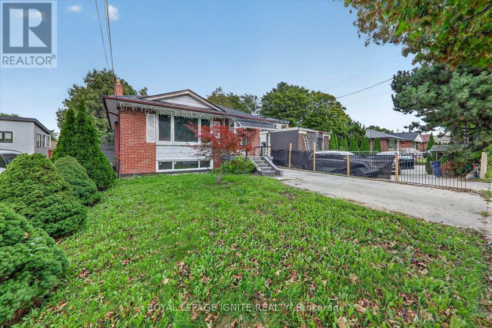 1197 Pharmacy Avenue, Toronto, Ontario  M1R 2H5 - Photo 3 - E13822936