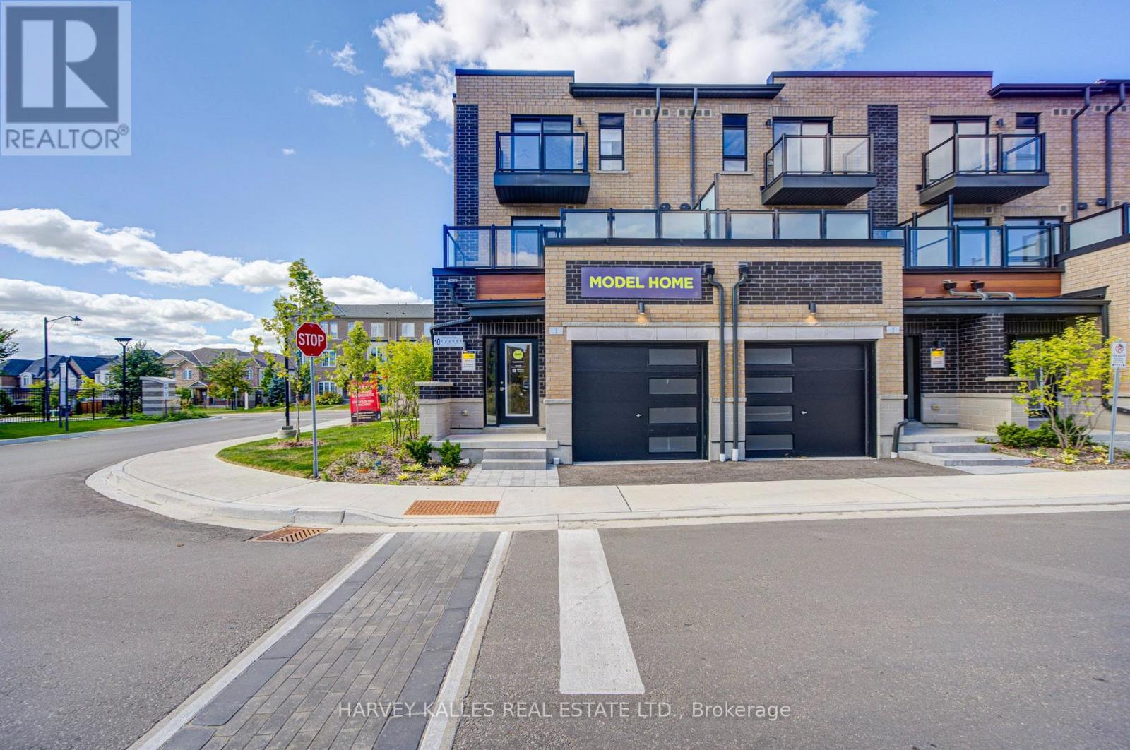 12 - 10 LYTHAM GREEN CIRCLE, Newmarket, Ontario