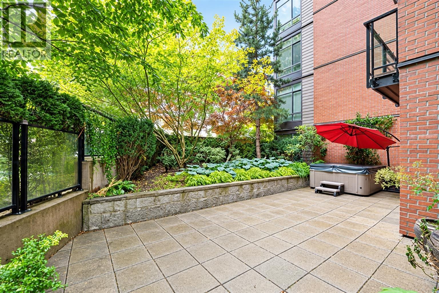 105 733 W 3RD STREET, North Vancouver, British Columbia