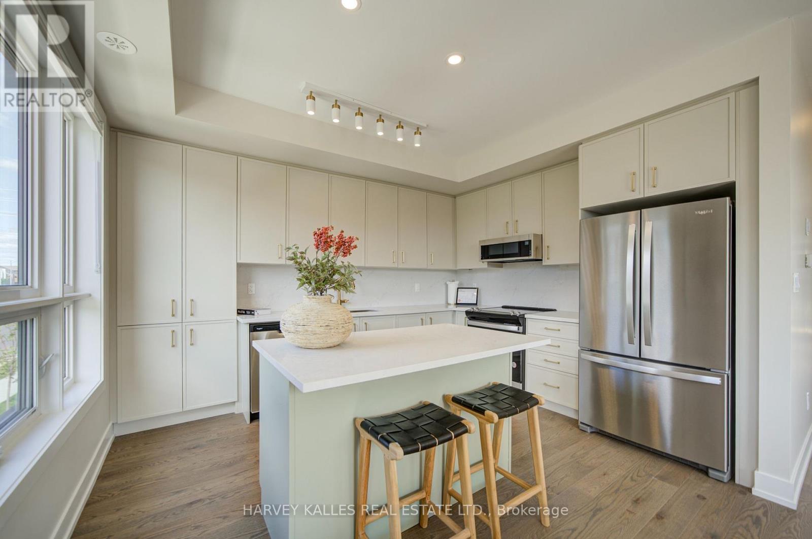 12 - 10 Lytham Green Circle, Newmarket, Ontario  L3X 3A8 - Photo 30 - N13816814