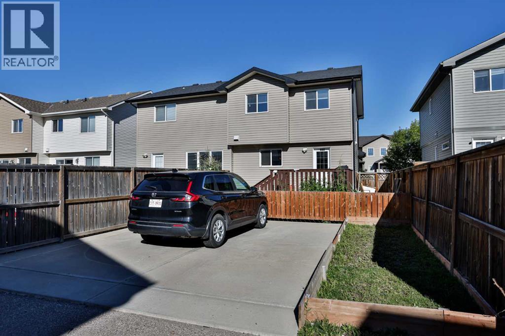832 Silkstone Close W