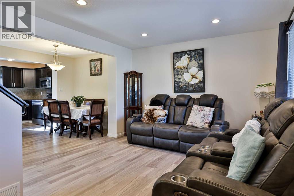 832 Silkstone Close W