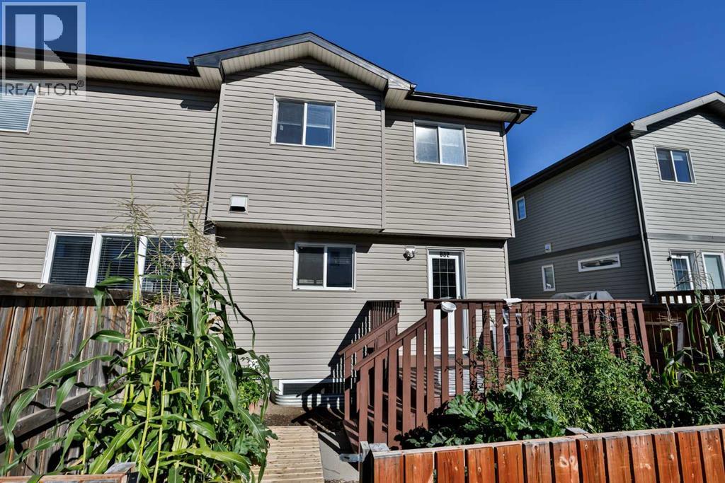 832 Silkstone Close W