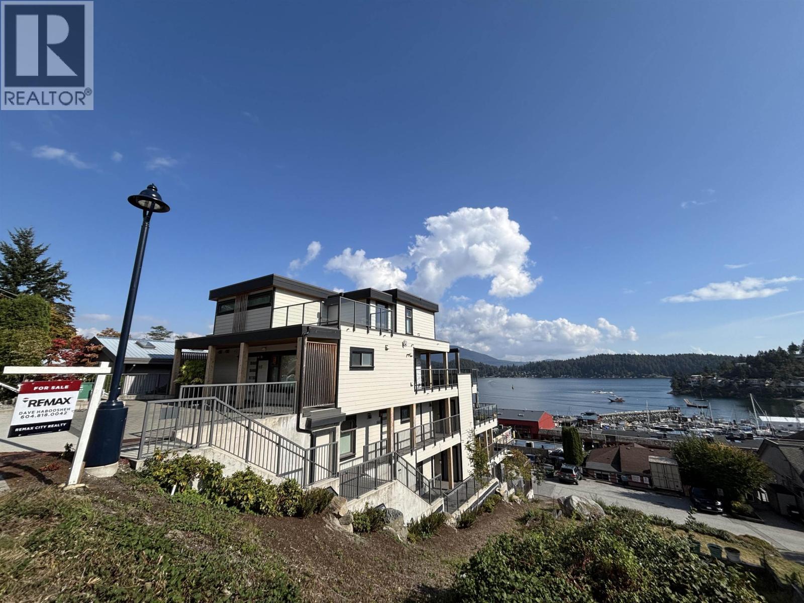 102 524 S Fletcher Road, Gibsons, British Columbia  V0N 1V0 - Photo 2 - R3168901