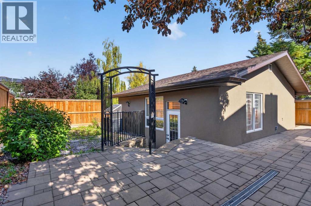 112 Beaconsfield Rise NW, Calgary, Alberta  T3K 1X4 - Photo 38 - A2347791