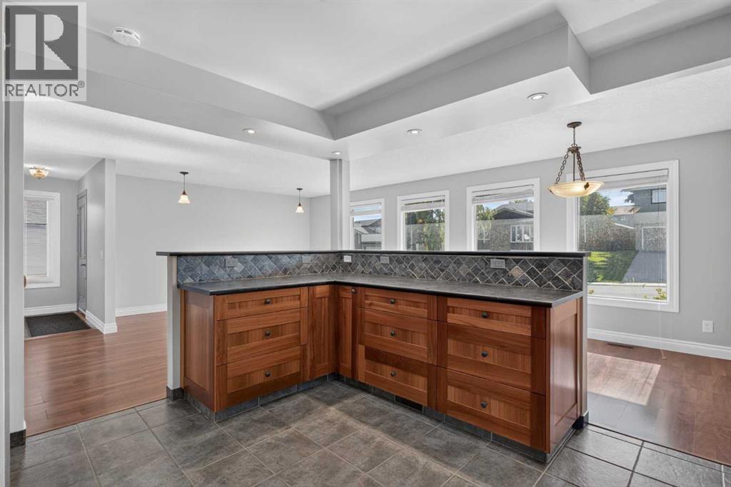 112 Beaconsfield Rise NW, Calgary, Alberta  T3K 1X4 - Photo 9 - A2347791