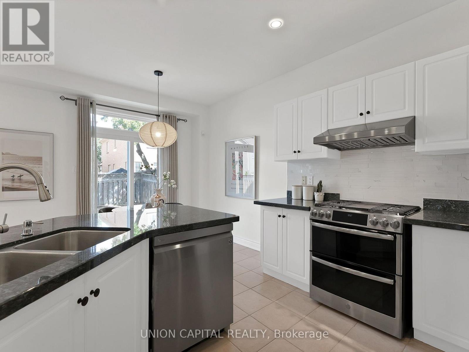 112 Southbrook Crescent, Markham (Cachet), Ontario  L6C 2H6 - Photo 7 - N13823398