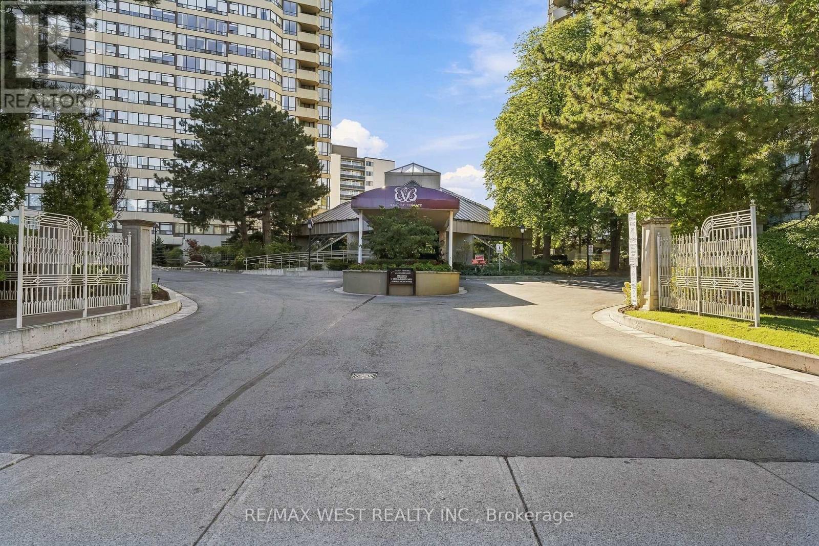 1009 - 1320 Islington Avenue, Toronto (Islington-City Centre West), Ontario  M9A 5C6 - Photo 2 - W13823278