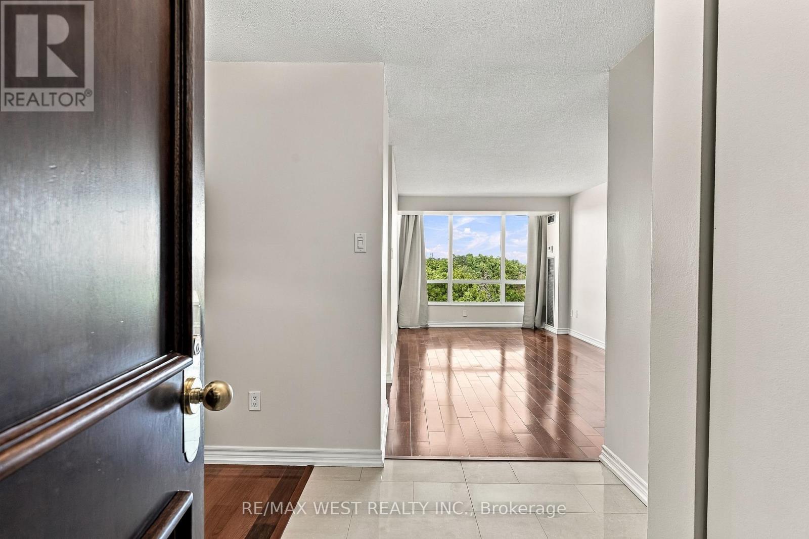 1009 - 1320 Islington Avenue, Toronto (Islington-City Centre West), Ontario  M9A 5C6 - Photo 3 - W13823278