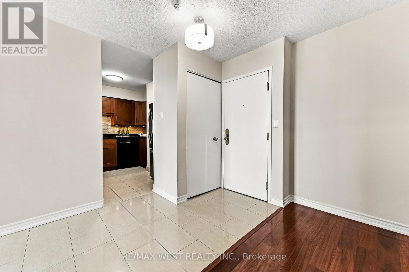 1009 - 1320 Islington Avenue, Toronto (Islington-City Centre West), Ontario  M9A 5C6 - Photo 4 - W13823278