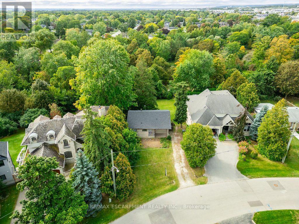 526 Stafford Drive, Oakville, Ontario  L6L 4M5 - Photo 3 - W13823506