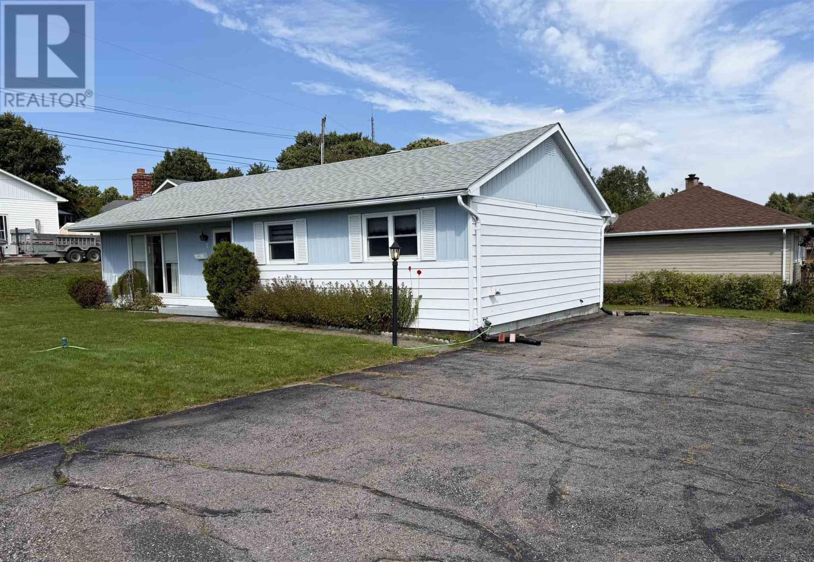 2 Tecumseh Rd, Elliot Lake, Ontario  P5A 1M1 - Photo 2 - SM262666