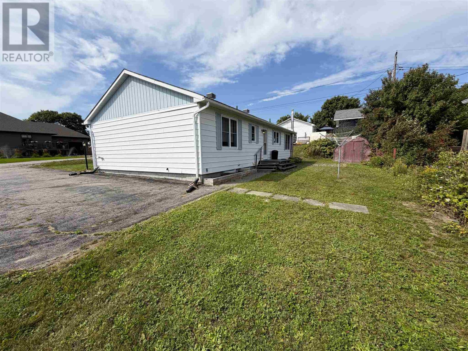 2 Tecumseh Rd, Elliot Lake, Ontario  P5A 1M1 - Photo 3 - SM262666