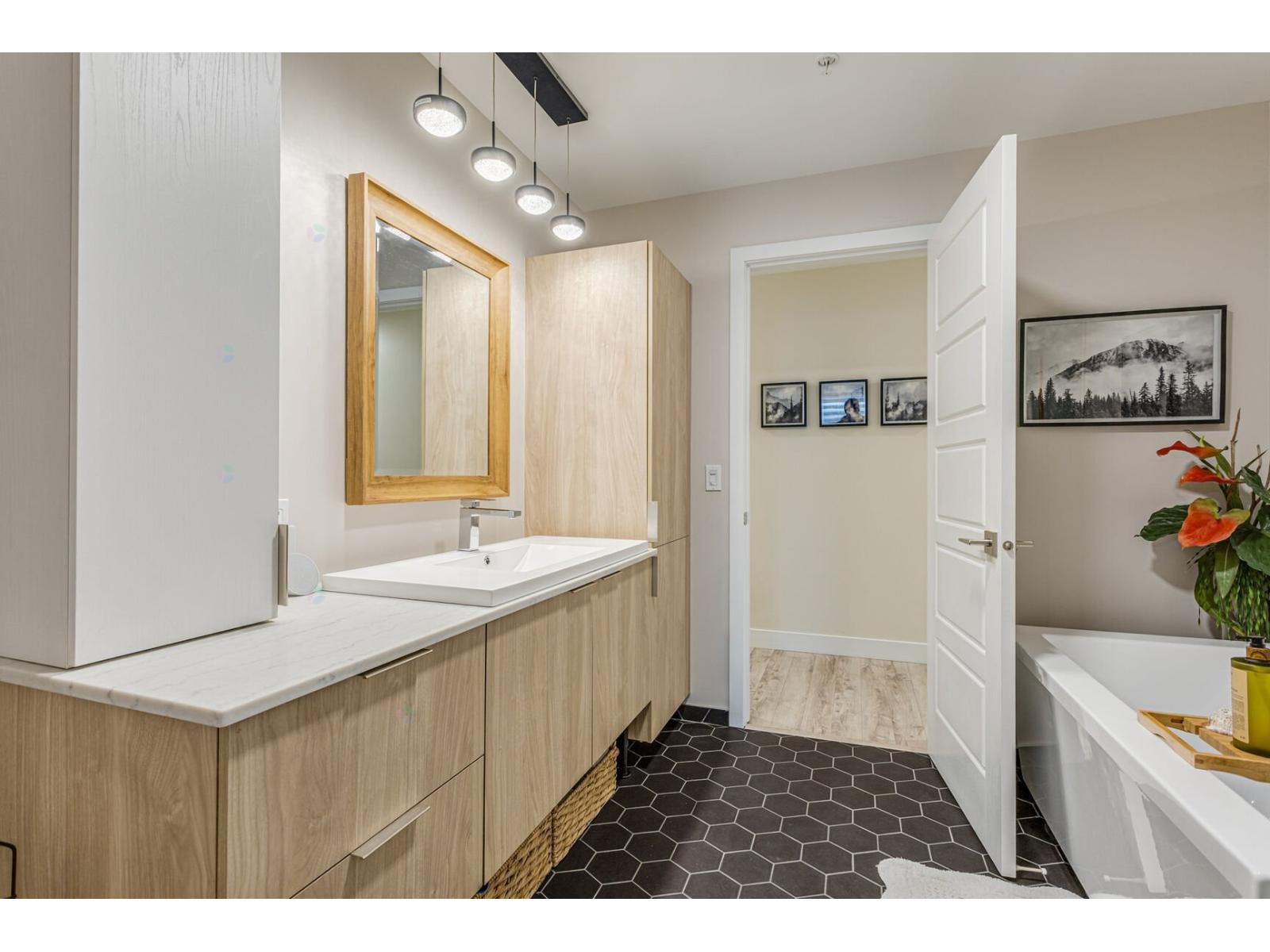 70 Rue Toe-Blake|#206 Vaudreuil-Dorion Quebec Canada J7V3R6 5