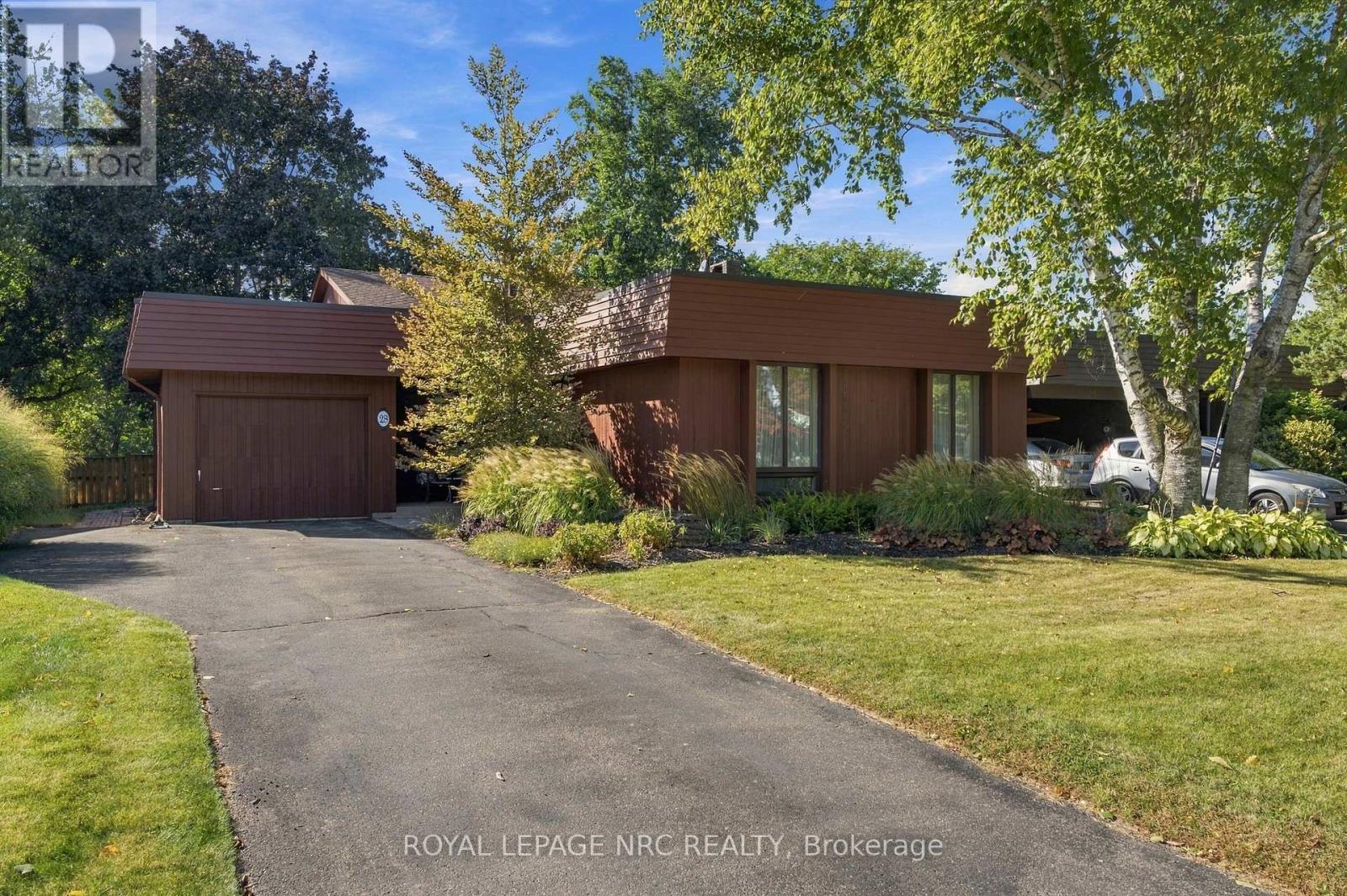 28 The Cedars Street, St. Catharines, Ontario  L2M 2M8 - Photo 2 - X13823572