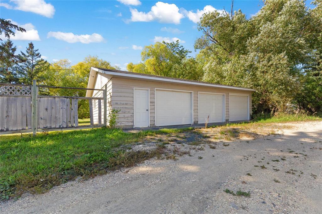 39 First Avenue N, Blumenort, Manitoba  R0A 0C1 - Photo 2 - 202623458