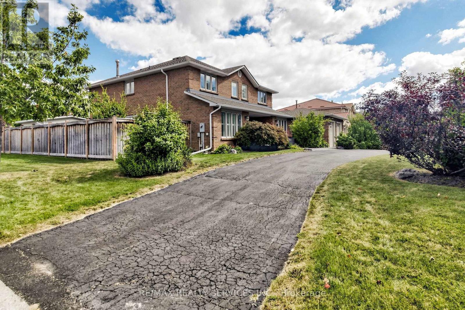 35 Linden Crescent, Brampton, Ontario  L6S 4G1 - Photo 4 - W13823778