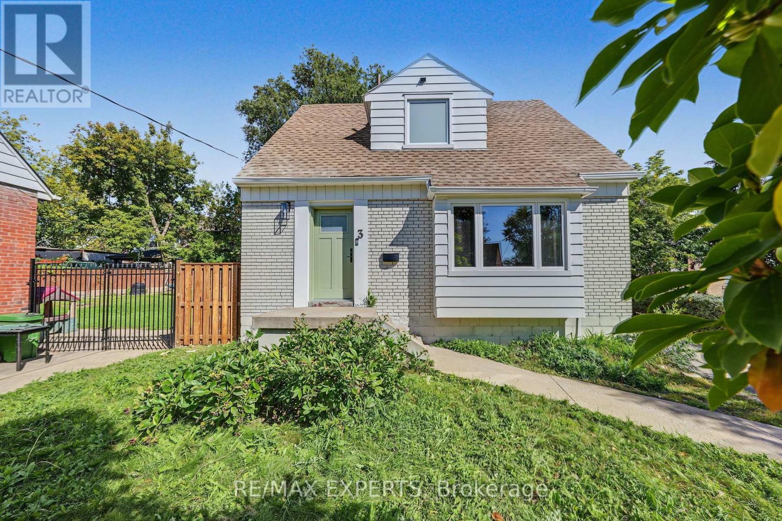 3 Greenacres Road, Toronto, Ontario  M6M 4A6 - Photo 2 - W13824032