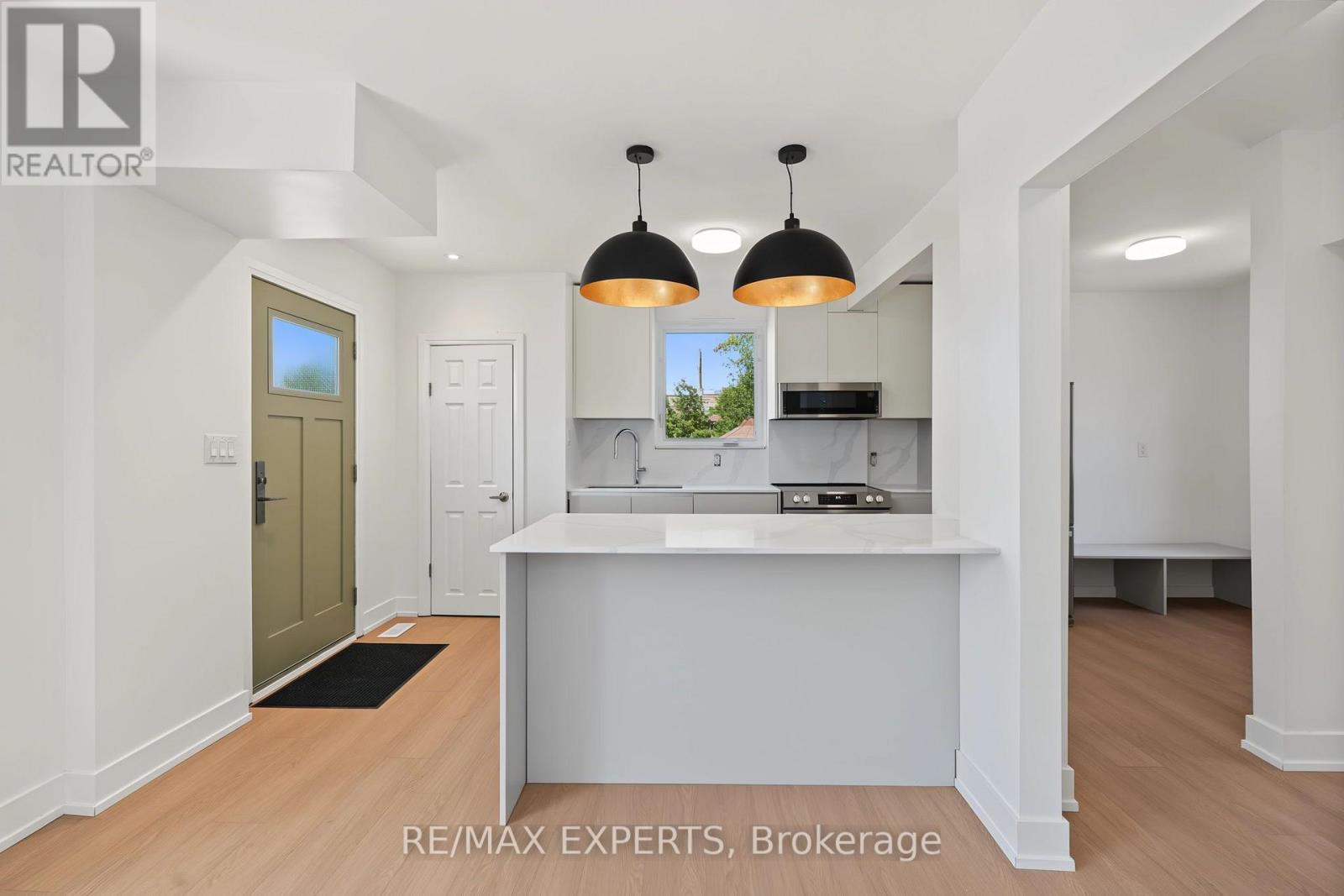 3 Greenacres Road, Toronto, Ontario  M6M 4A6 - Photo 6 - W13824032