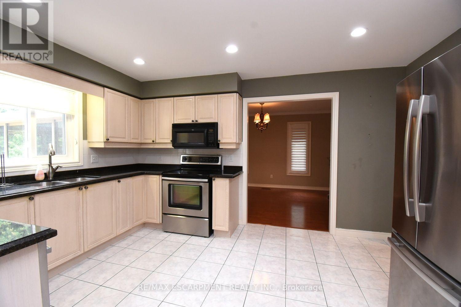 715 Bateman Court, Burlington, Ontario  L7T 4K5 - Photo 14 - W13824108