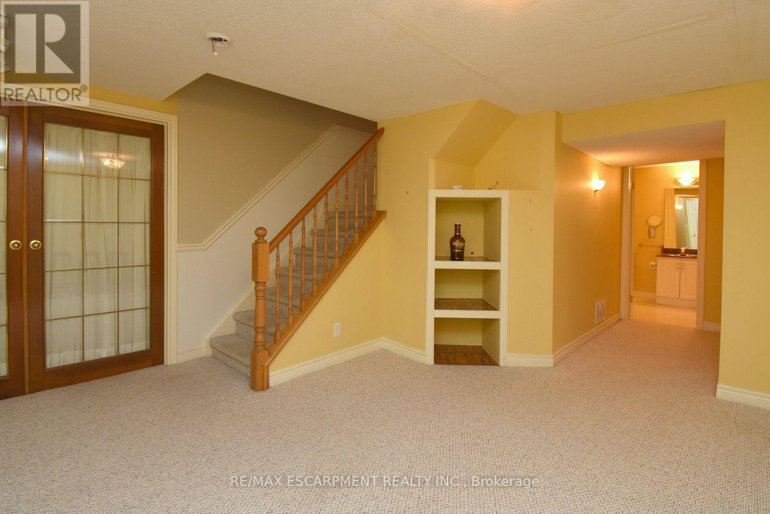 715 Bateman Court, Burlington, Ontario  L7T 4K5 - Photo 37 - W13824108
