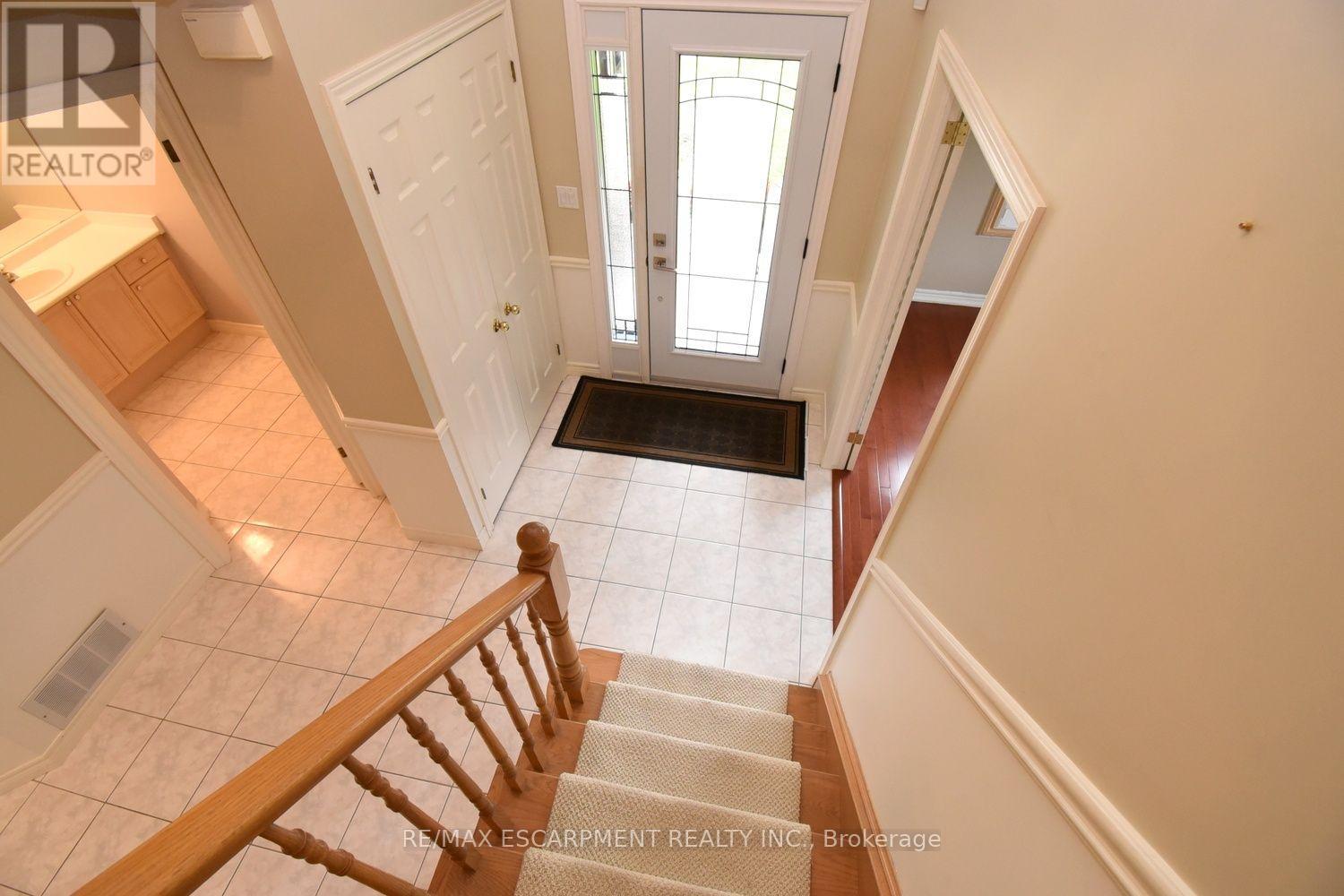 715 Bateman Court, Burlington, Ontario  L7T 4K5 - Photo 4 - W13824108