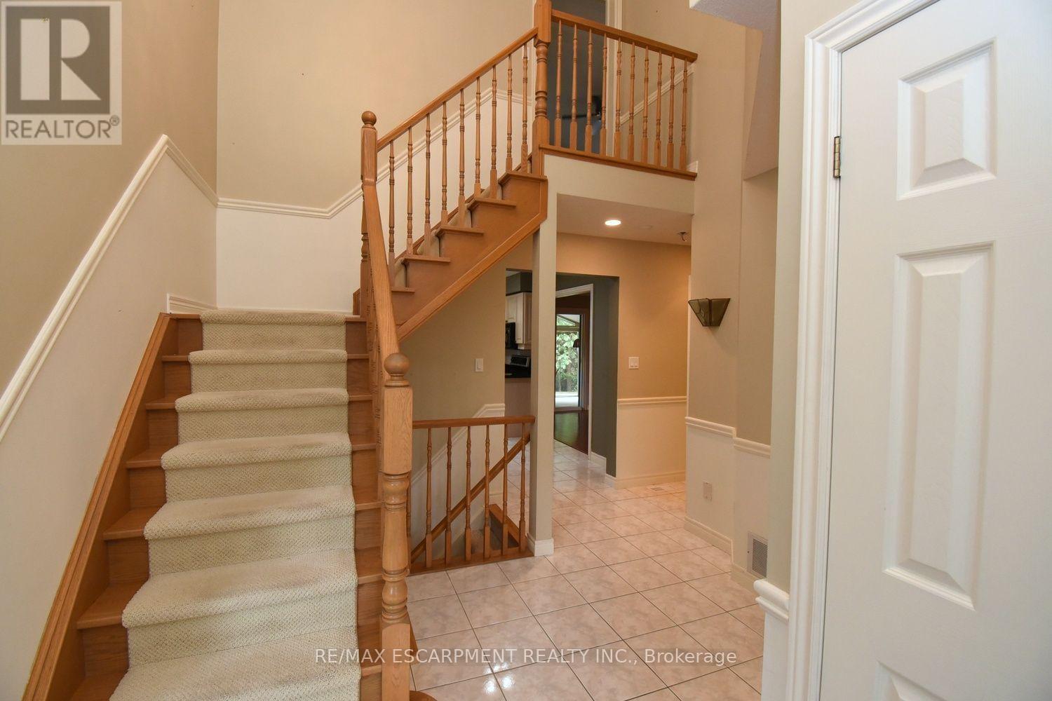 715 Bateman Court, Burlington, Ontario  L7T 4K5 - Photo 5 - W13824108