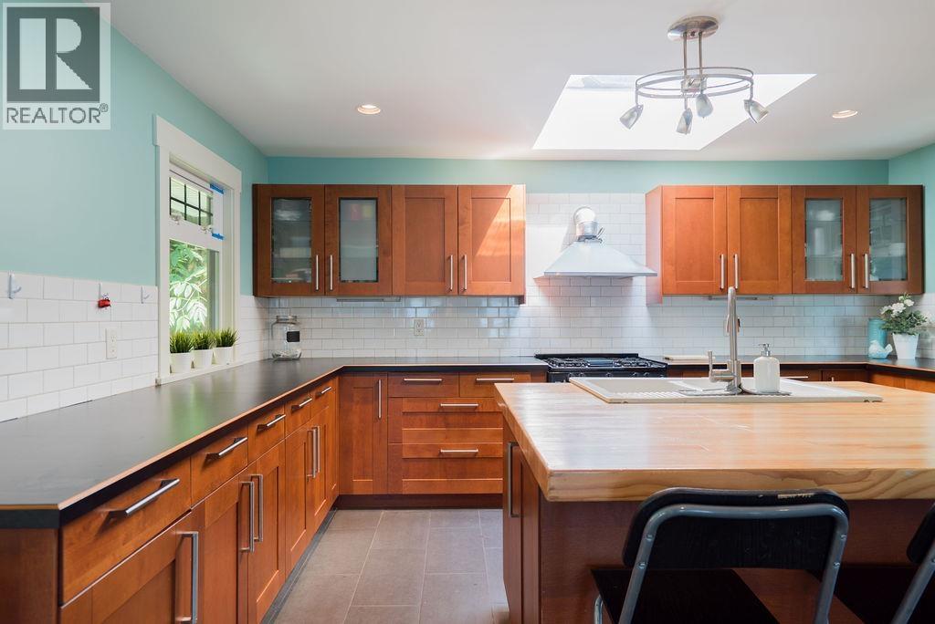 29 E Croker Island, North Vancouver, British Columbia  V0V 0V0 - Photo 12 - R3149933