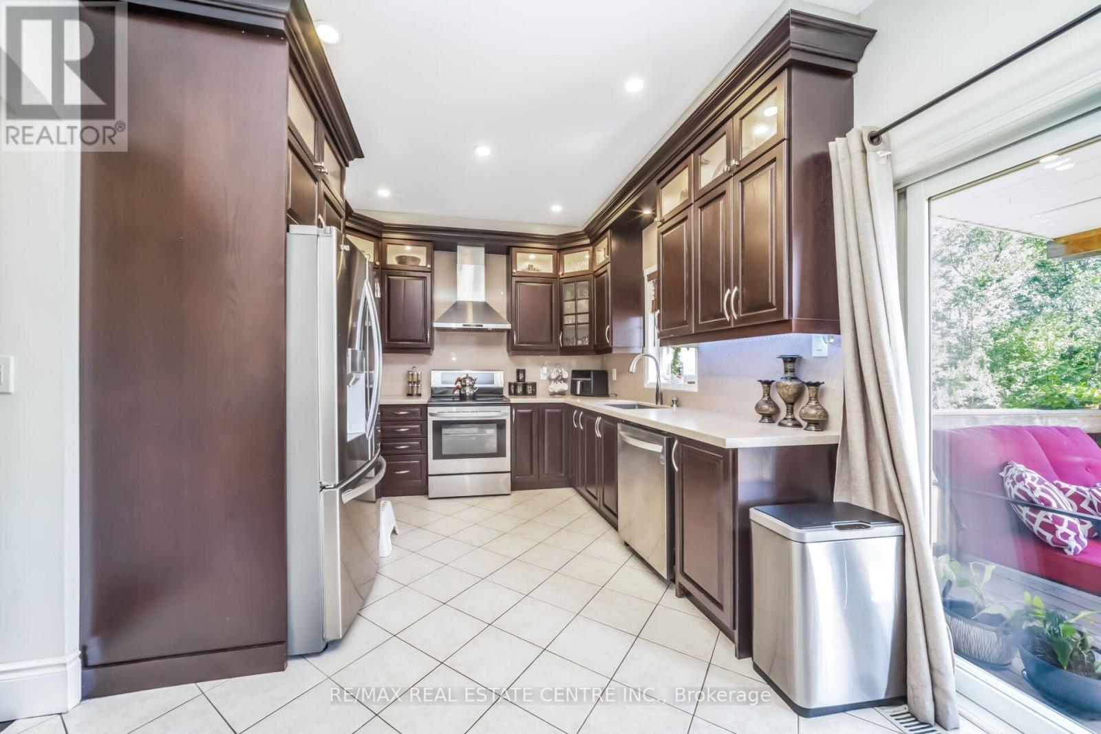 7349 Zinnia Place, Mississauga (Meadowvale Village), Ontario  L5W 1K6 - Photo 15 - W13824182