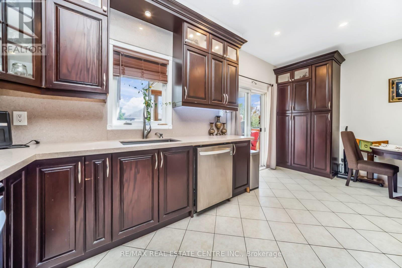 7349 Zinnia Place, Mississauga (Meadowvale Village), Ontario  L5W 1K6 - Photo 16 - W13824182