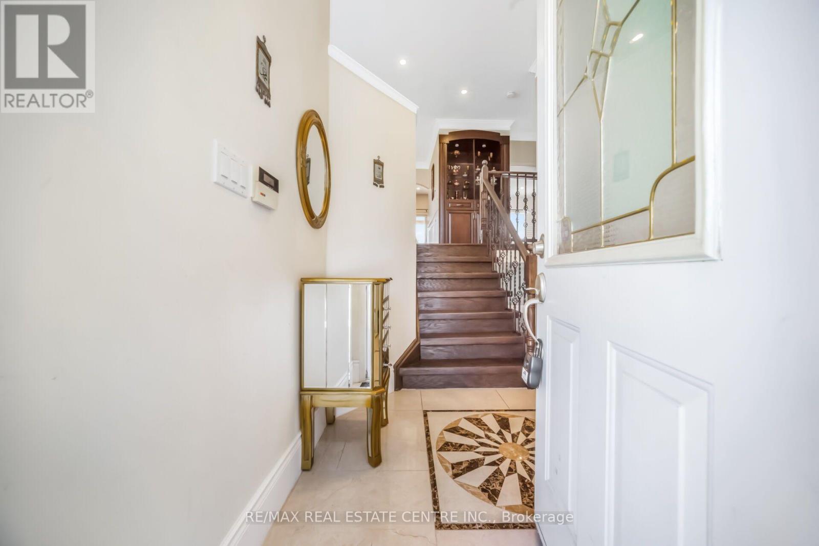 7349 Zinnia Place, Mississauga (Meadowvale Village), Ontario  L5W 1K6 - Photo 6 - W13824182