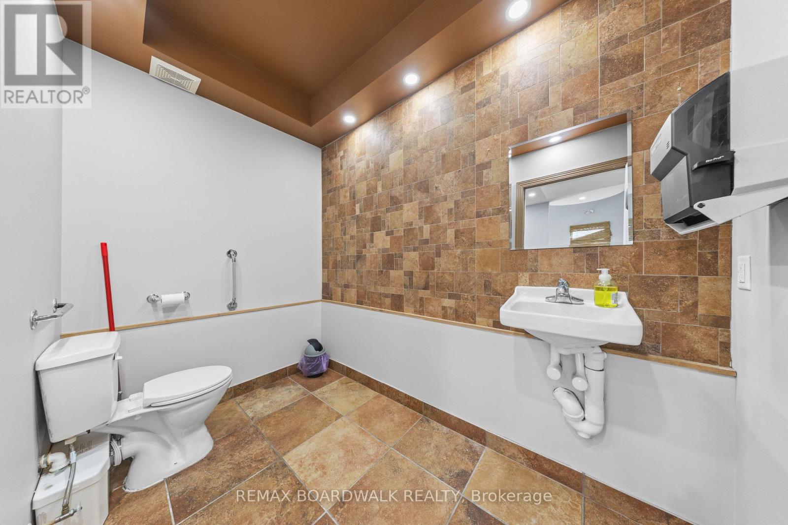 921 NOTRE DAME STREET photo 20