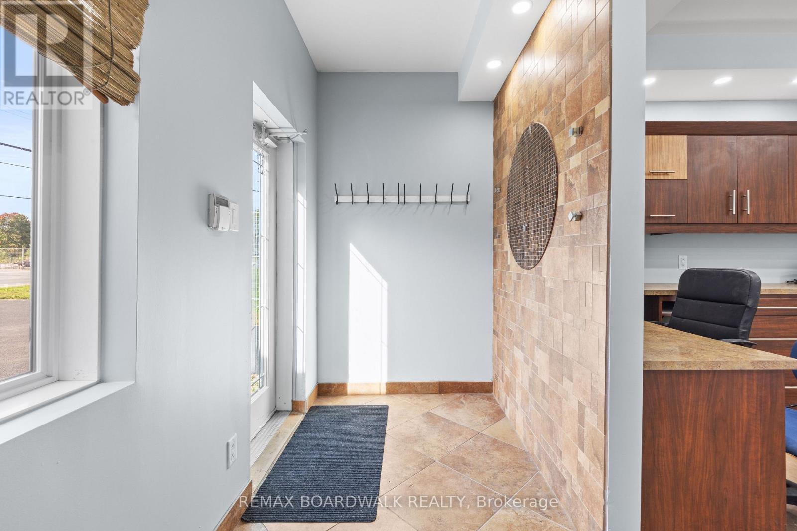 921 NOTRE DAME STREET photo 16