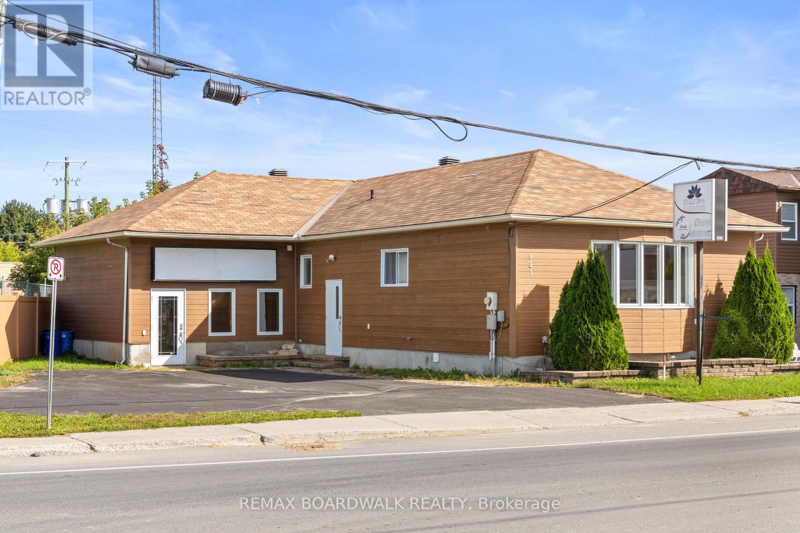 921 NOTRE DAME STREET photo 2