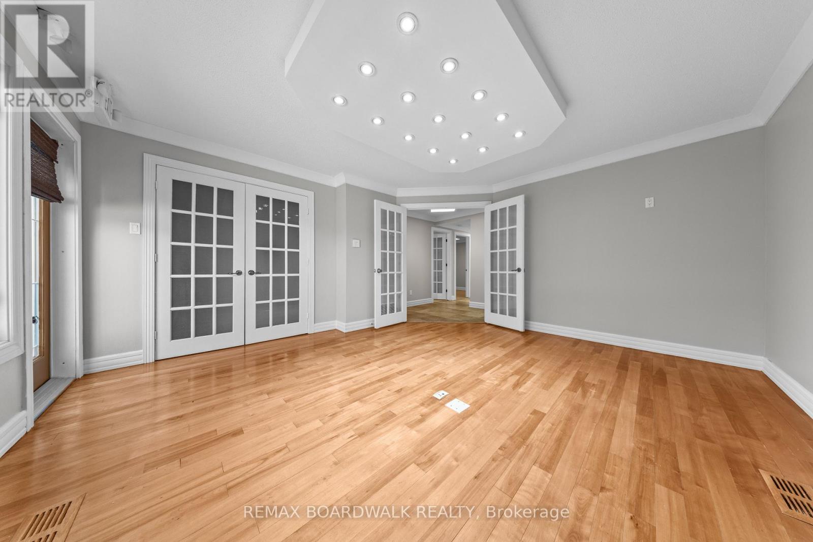 921 NOTRE DAME STREET photo 24