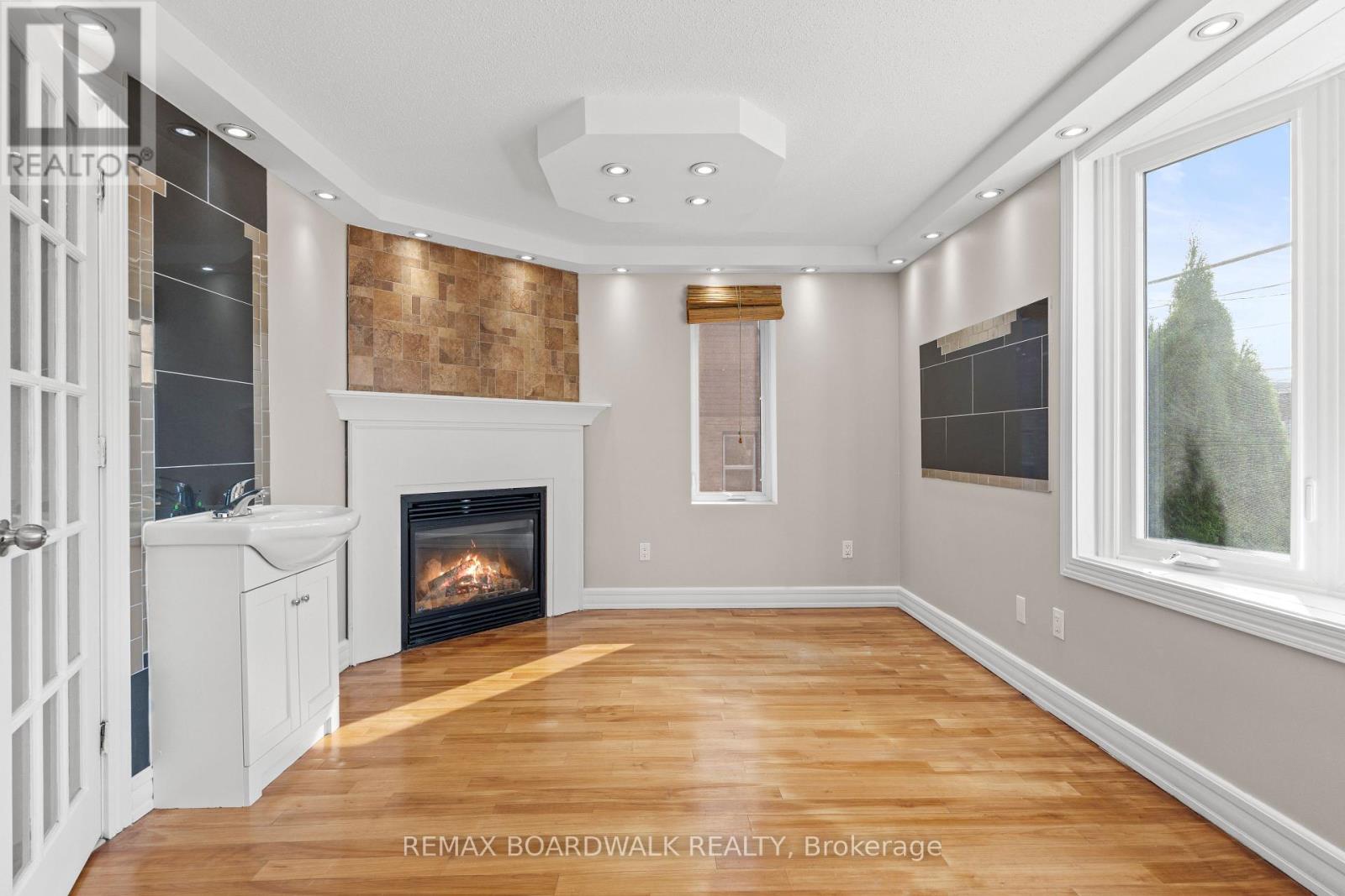921 NOTRE DAME STREET photo 33