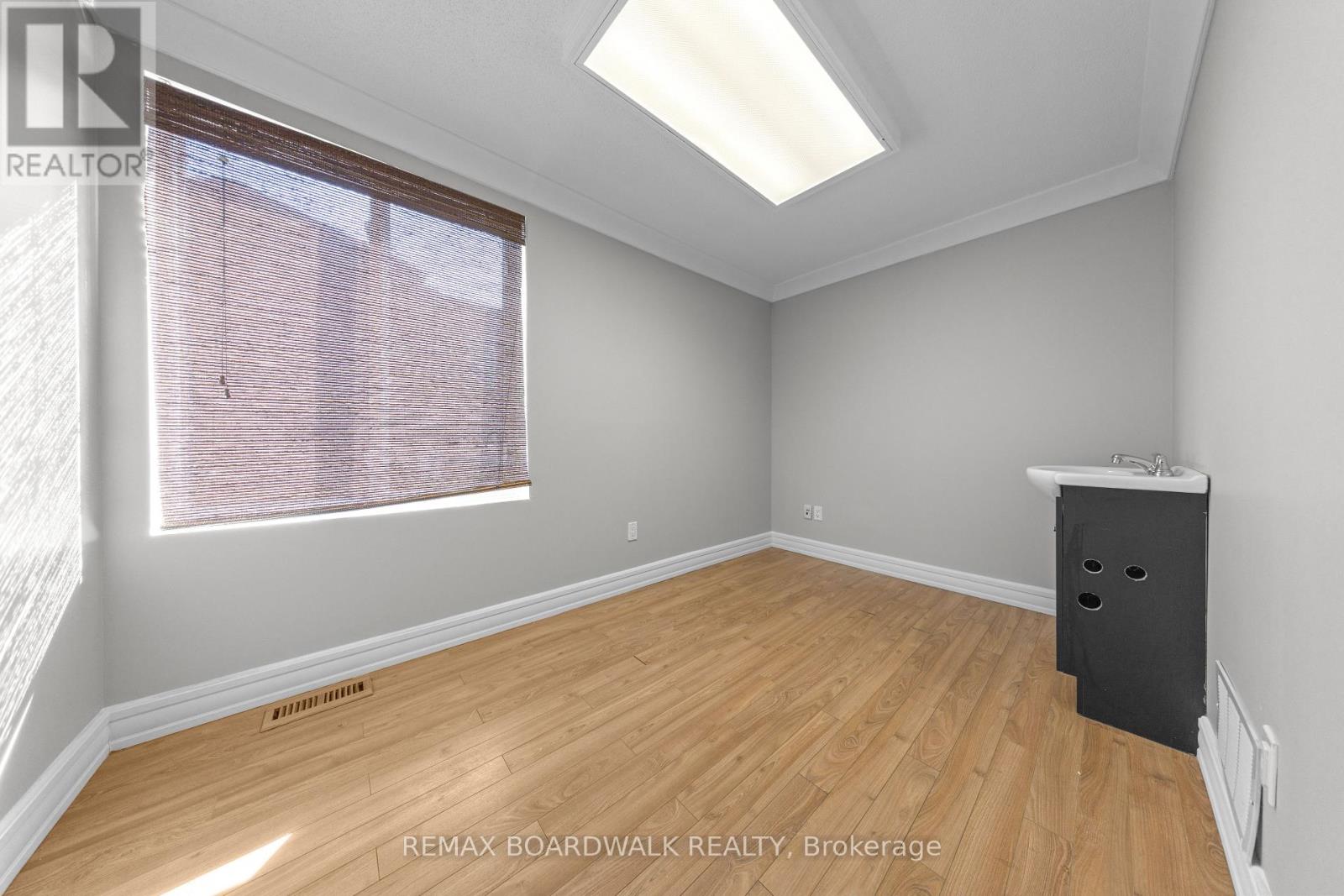 921 NOTRE DAME STREET photo 29
