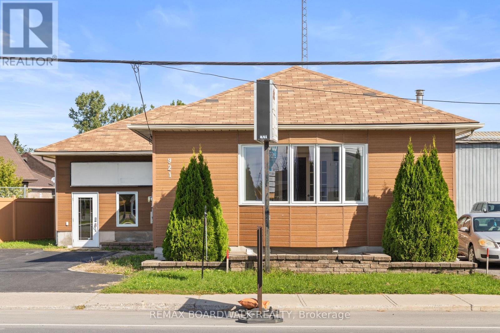 921 NOTRE DAME STREET photo 3