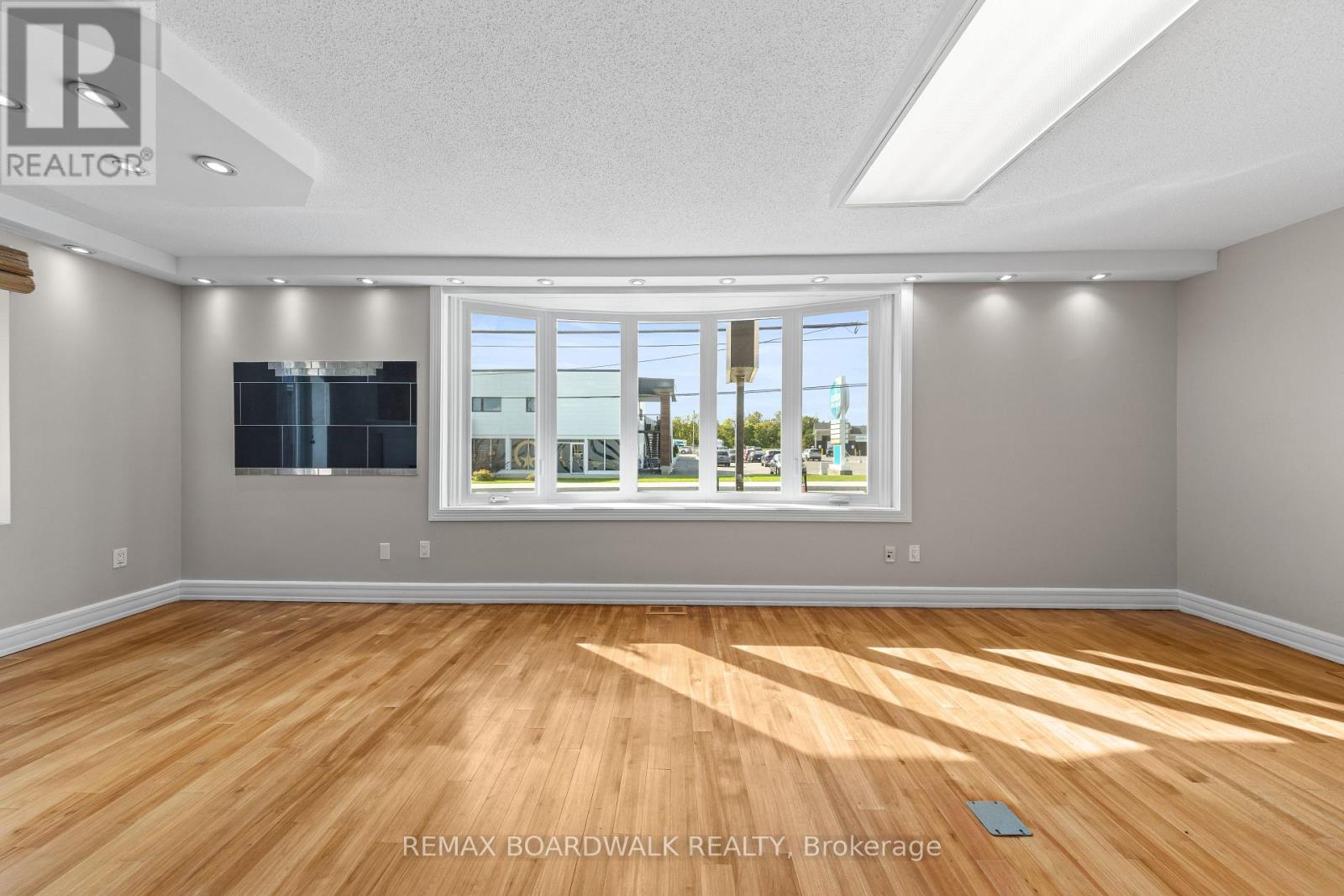 921 NOTRE DAME STREET photo 32