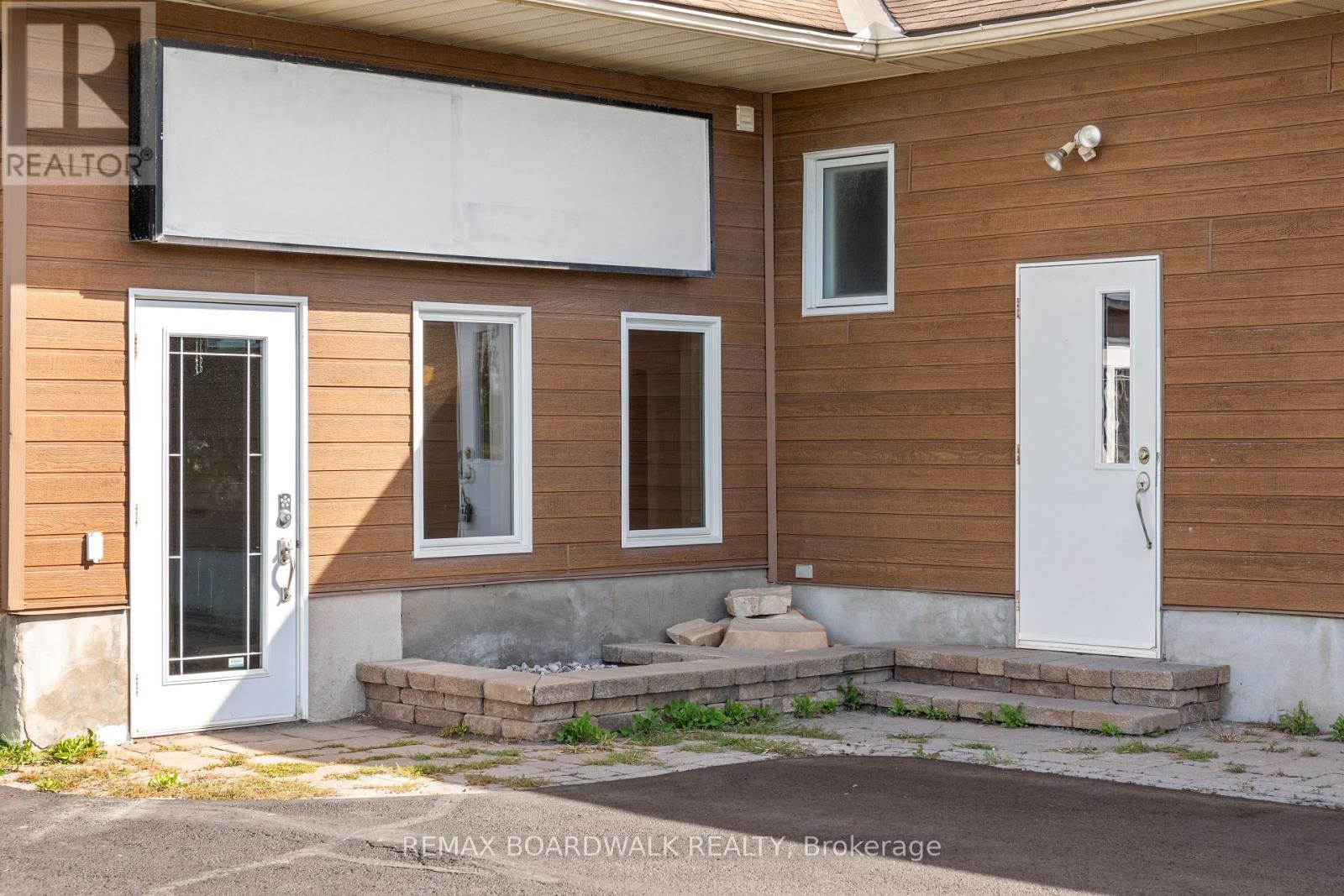 921 NOTRE DAME STREET photo 4