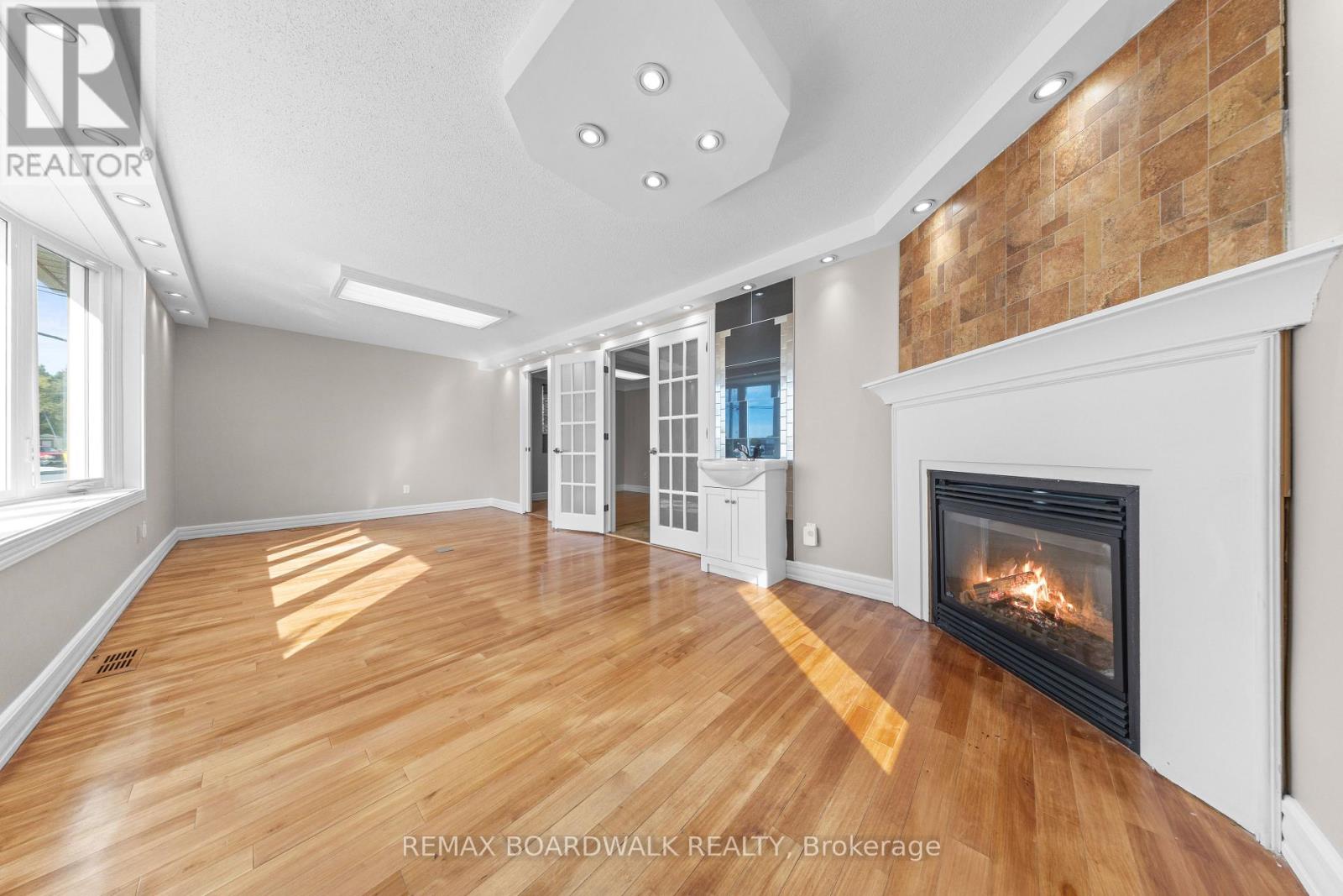 921 NOTRE DAME STREET photo 35