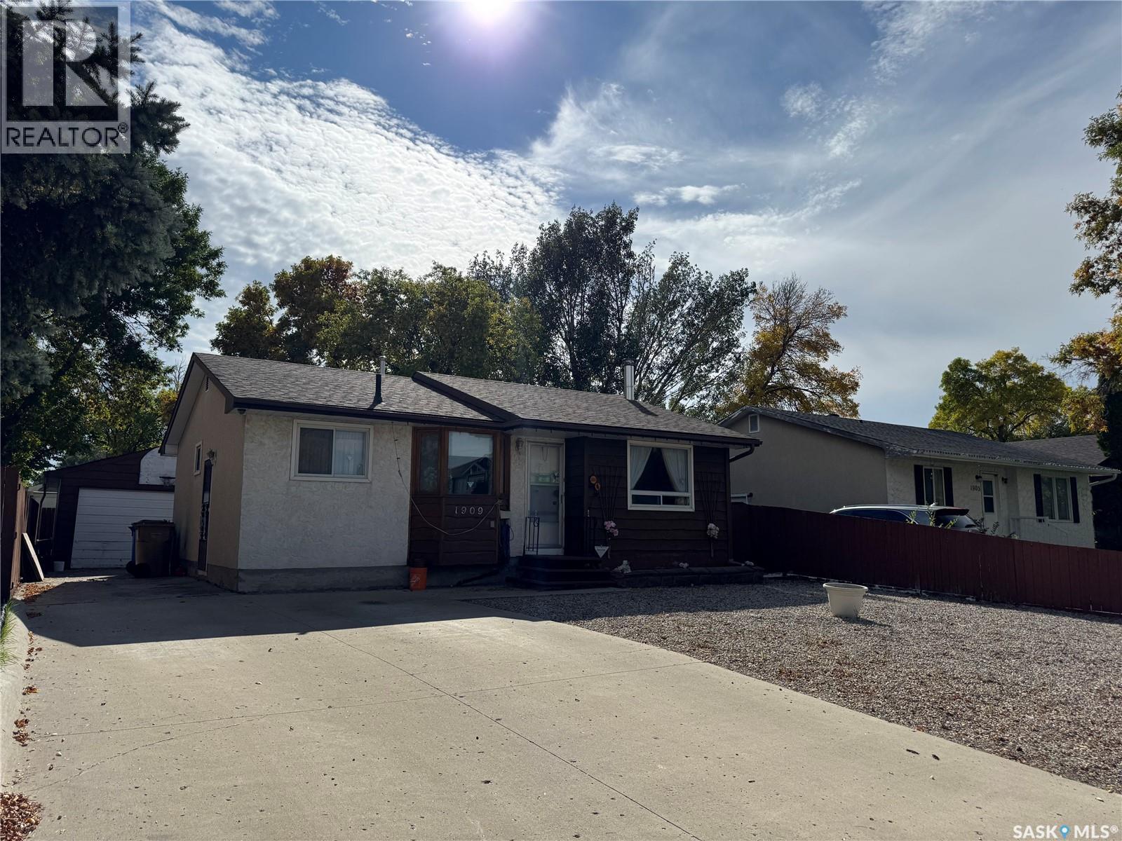 1909 7th Avenue E, Regina, Saskatchewan  S4N 4M7 - Photo 2 - SK049309