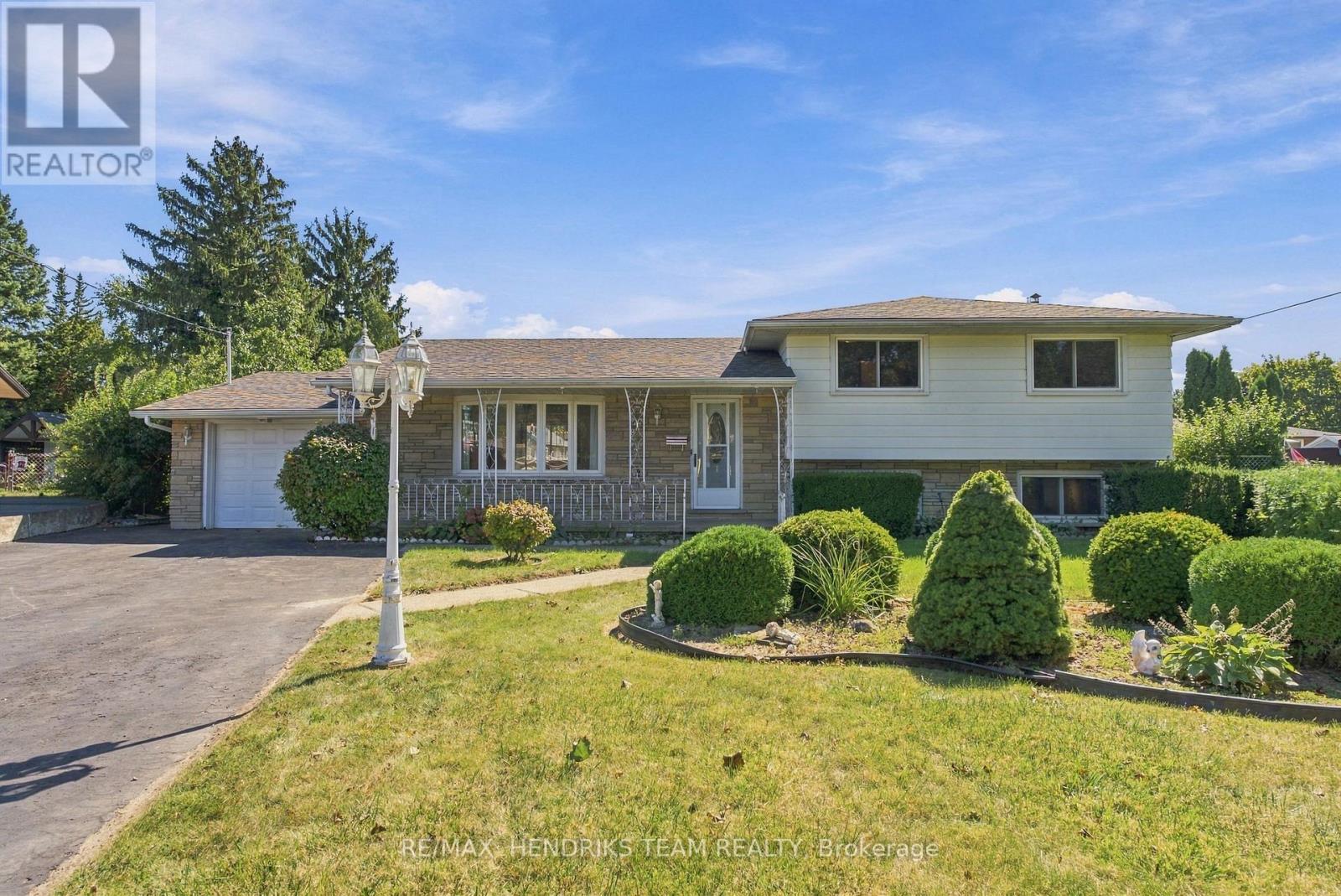 8 Empress Court, St. Catharines (Lakeport), Ontario  L2N 3G8 - Photo 2 - X13824428
