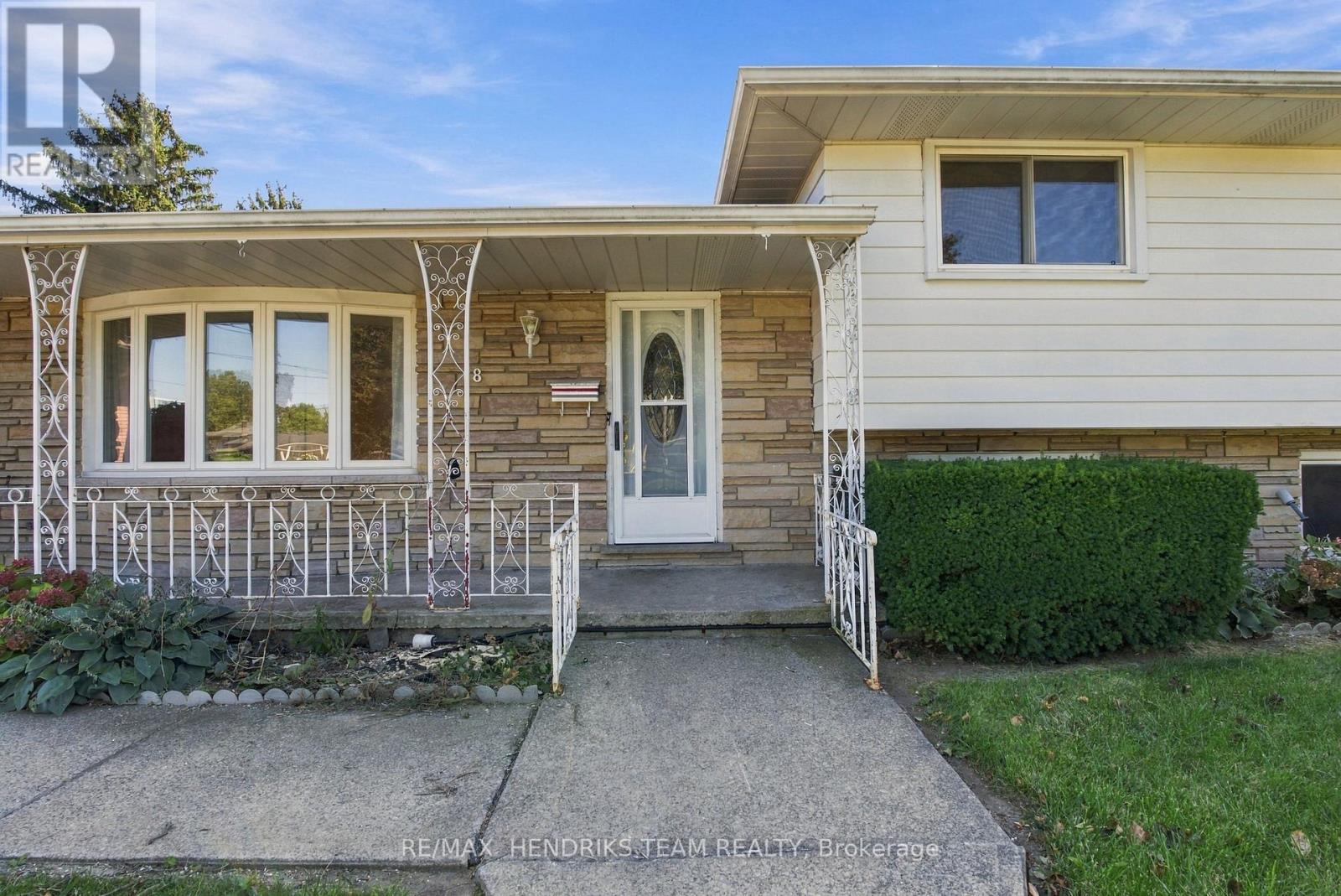 8 Empress Court, St. Catharines (Lakeport), Ontario  L2N 3G8 - Photo 5 - X13824428