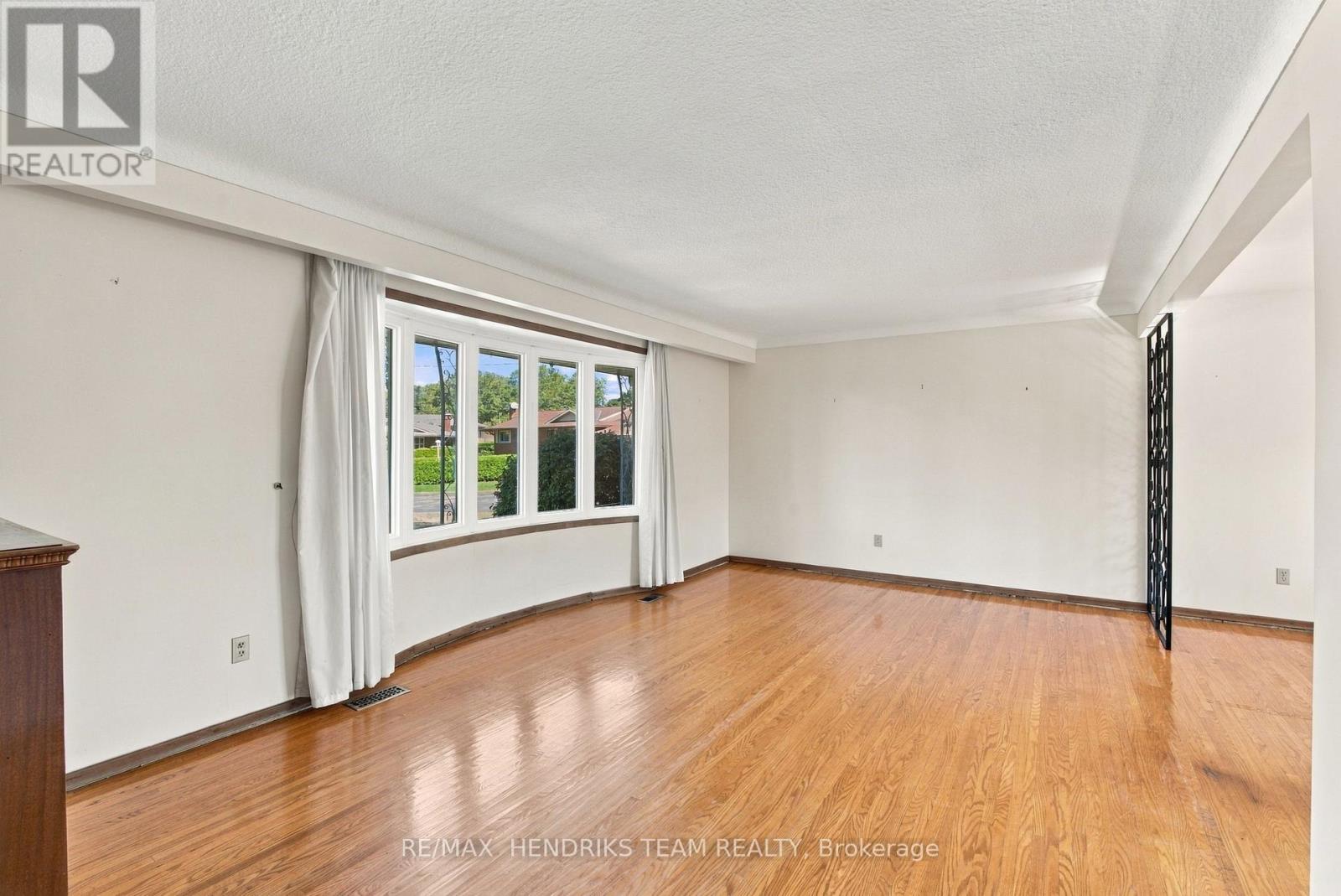 8 Empress Court, St. Catharines (Lakeport), Ontario  L2N 3G8 - Photo 9 - X13824428
