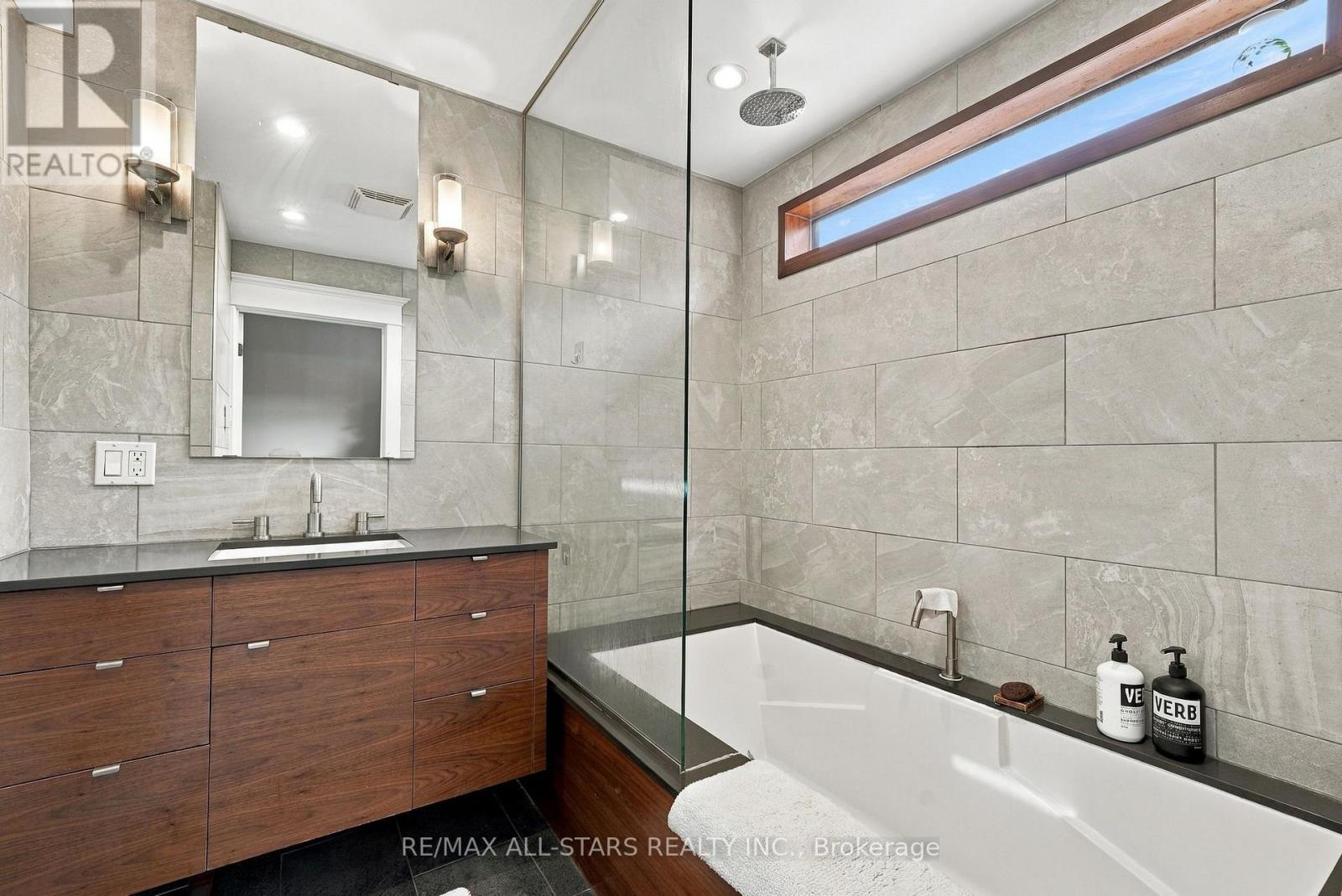 435 Mortimer Avenue, Toronto, Ontario  M4J 2G1 - Photo 13 - E13824052
